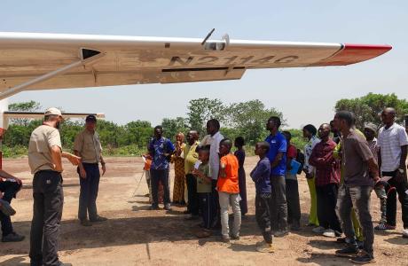 MAF pilots present the MAF aircraft to the locality of Kissidougou.