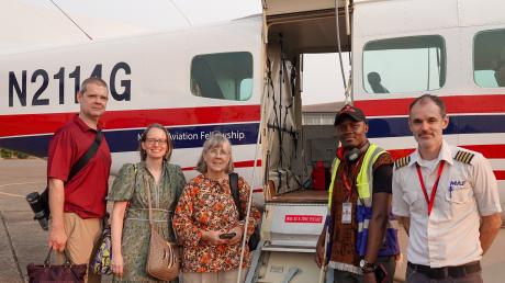 L'equipe des medecins missionaires près de l'aéronef MAF Guinée 